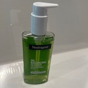 Neutrogena Oil Balancing Facial Wash for Oily Skin with lime & Aloe Vera.